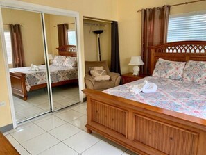 2 habitaciones, escritorio y tabla de planchar con plancha 