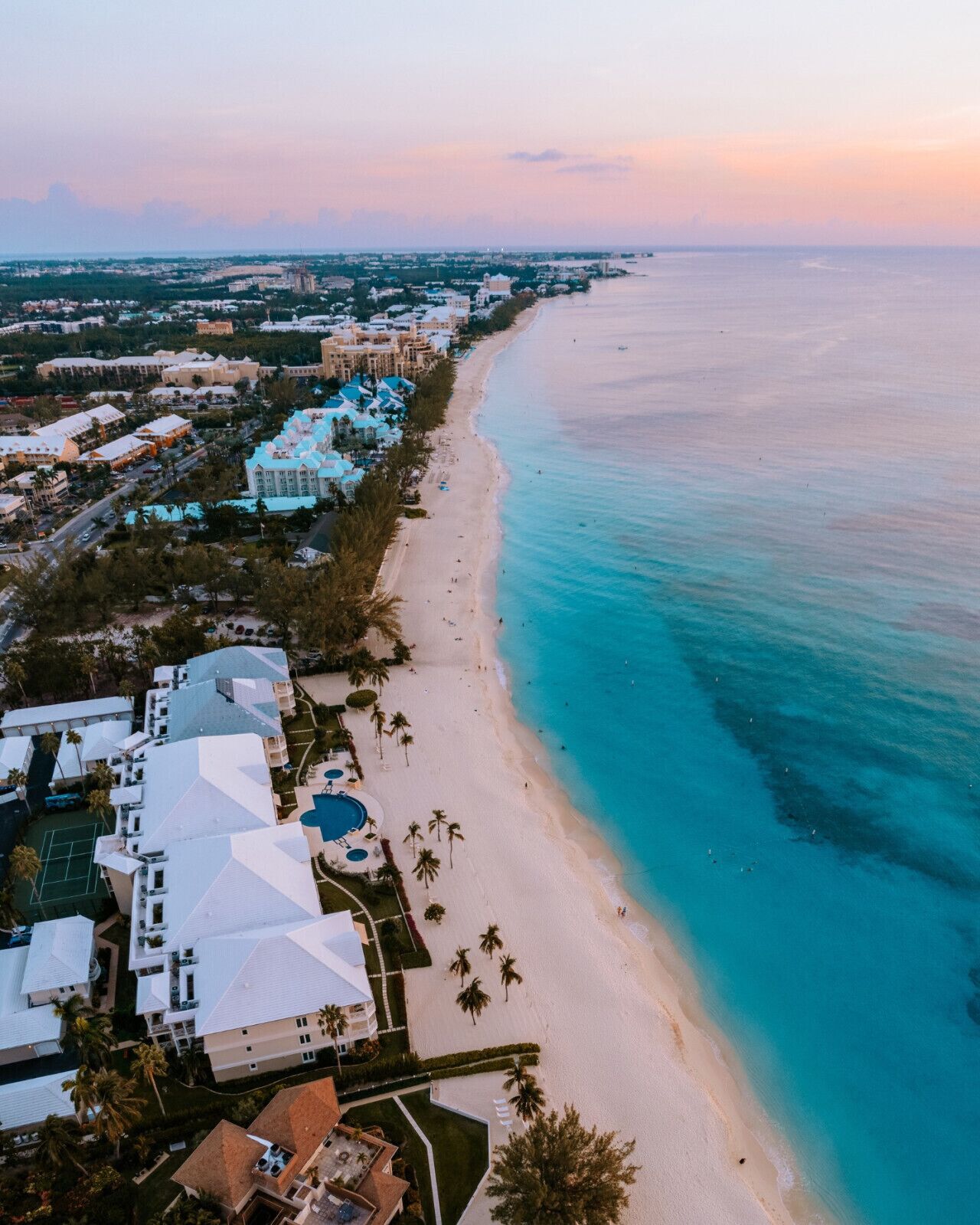 Ubicación cercana a la playa y sombrillas