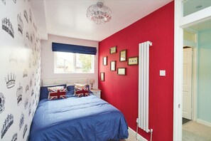 4 bedrooms, free WiFi, bed sheets - The Hampton Residence (London)