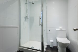 Bathtub, towels