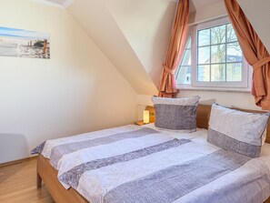 3 bedrooms, travel cot, WiFi