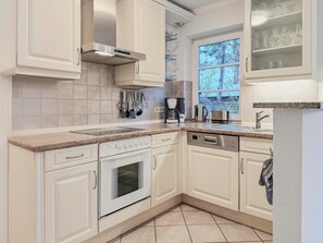 Køleskab, ovn, opvaskemaskine, kaffe-/temaskine