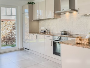 Køleskab, ovn, opvaskemaskine, kaffe-/temaskine