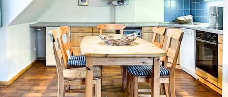 Kühlschrank, Mikrowelle, Ofen, Geschirrspüler