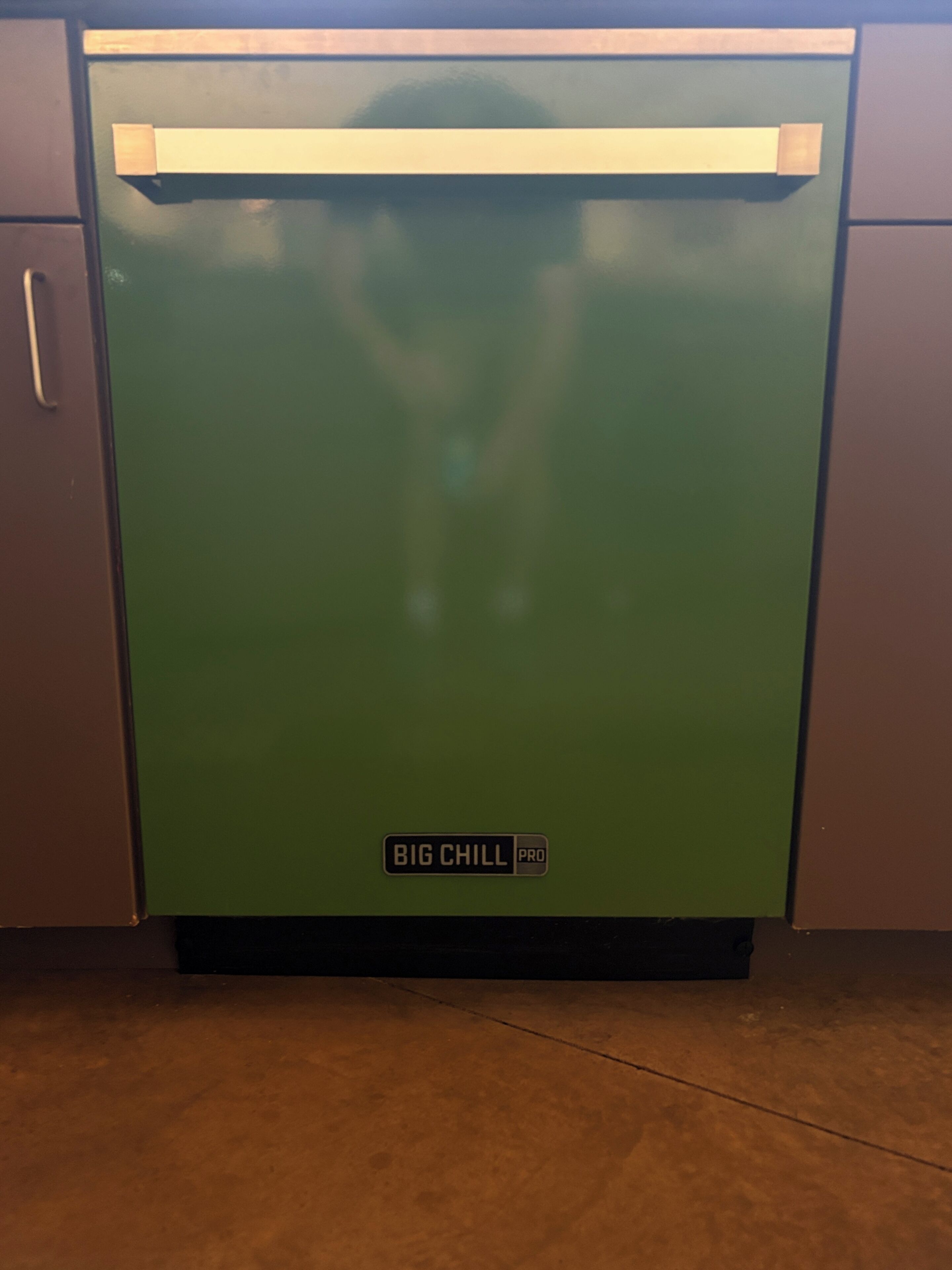 Un appareil électroménager vert portant une étiquette indiquant « BIG CHILL PRO ».