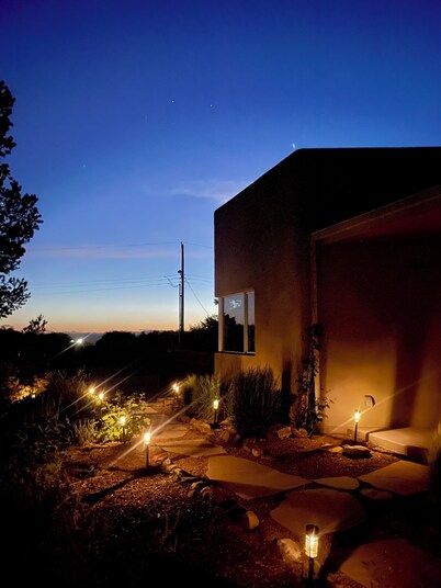 Modern-1 Mile to Plaza-Floor to Ceiling Windows-Mountain Views-Wildlife.