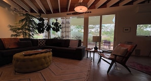 Smart TV - Retreat 1 Mile to Plaza Shaded Patio Mountain View Wildlife Meadow Feel (Santa Fe)