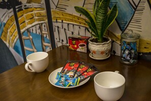 Electric kettle, cookware/dishes/utensils, paper towels