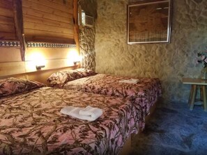 Habitació quàdruple bàsica, 1 dormitori, no fumadors, vistes al jardí | Cortines opaques i roba de llit