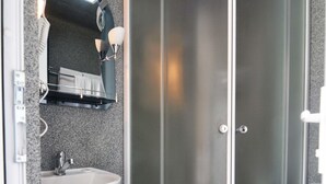 Shower - Hotel Aphra (Tbilisi)
