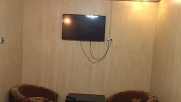 Kamar Double Standar | Tirai kedap cahaya, kedap suara, setrika/meja setrika, dan Wi-Fi gratis