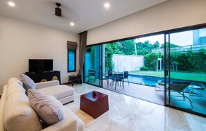 2 Bedrooms Private Pool Villa | Vardagsrum | 50-tums platt-tv med satellitkanaler och tv