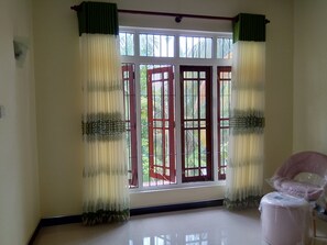 Kamar Basic, 2 Tempat Tidur Double, Bebas Asap Rokok, pemandangan kebun | 3 kamar tidur, brankas, dan didekorasi berbeda-beda