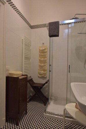 Shower, rainfall showerhead, free toiletries, hair dryer - La Scelta (Naples)
