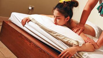Salas de tratamiento para parejas, un sauna, una bañera de hidromasaje