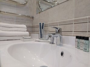 Habitación doble Deluxe | Baño | Amenidades de baño gratuitas, secadora de cabello, pantuflas