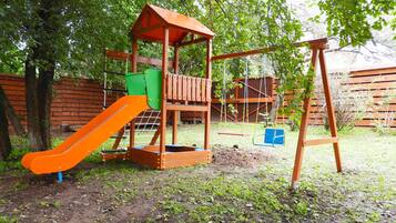 Lasten leikkialue ulkona