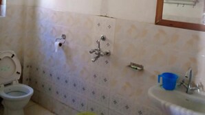 تجهيزات دش، مستلزمات مجانية للعناية الشخصية، مجففات شعر، خف للقدمين