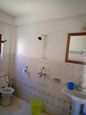 Shower, free toiletries, hair dryer, slippers - Chef's Hotel (Paro)