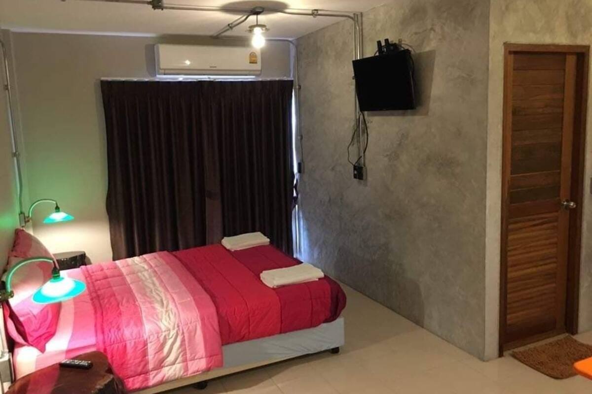 Desk, blackout curtains, rollaway beds, free WiFi