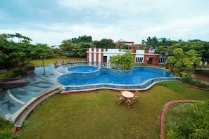 Kolam renang outdoor