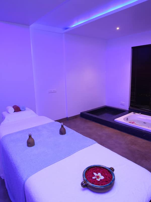 Dampfbad, Körperbehandlungen, Aromatherapie, Tiefengewebe-Massagen