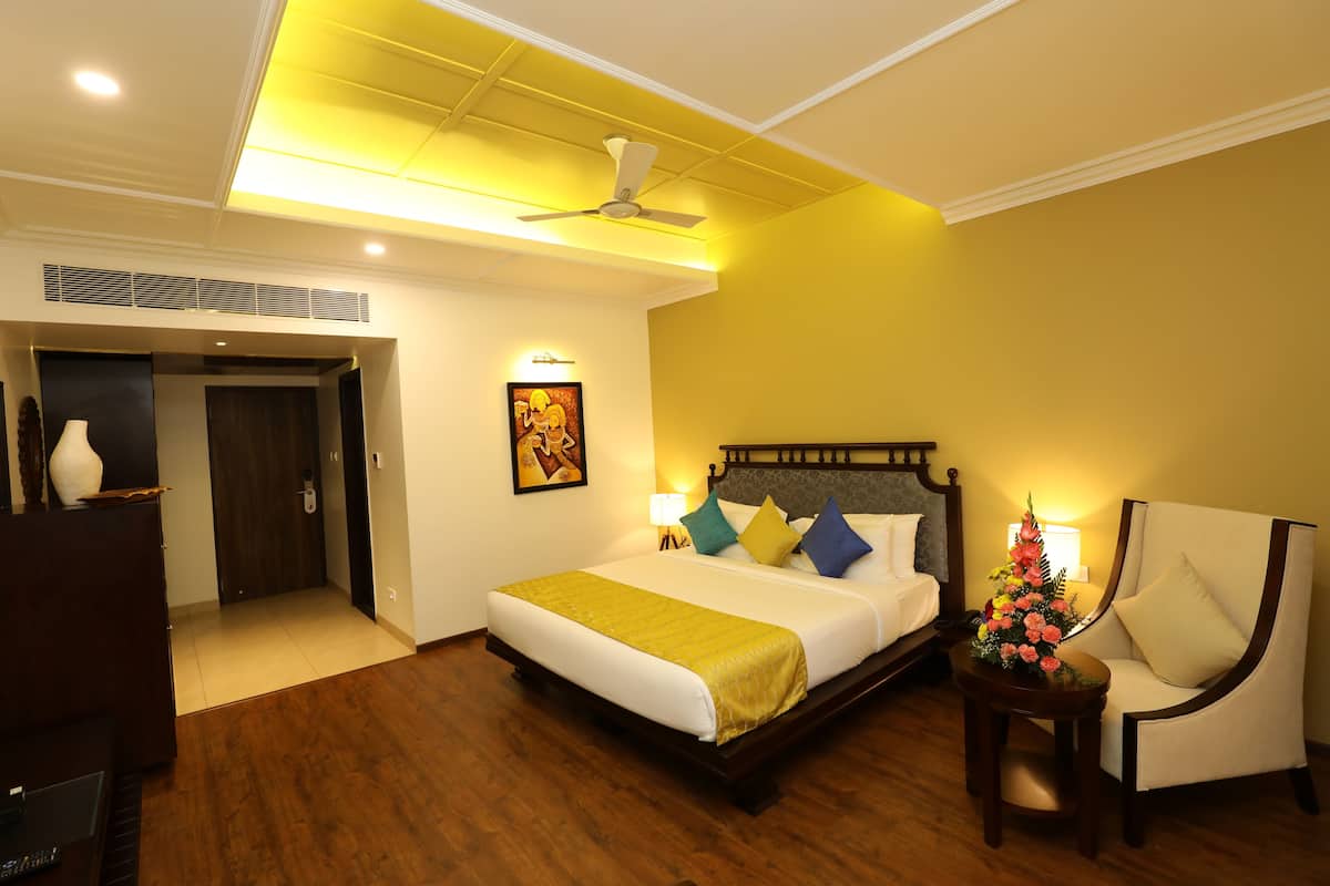 Premium Room, 1 Queen Bed | 1 bedroom, minibar, in-room safe, individually furnished