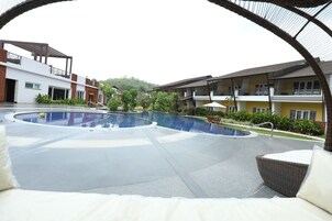 Una piscina al aire libre