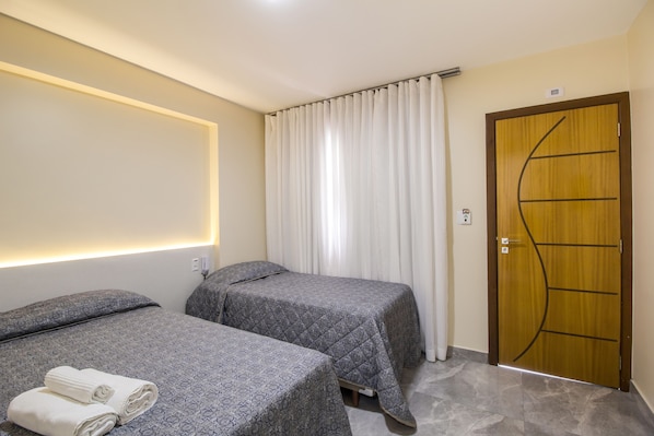 Kolmen hengen standard-huone, useita sänkyjä, tupakointi kielletty | Minibaari, pimennysverhot, äänieristys, ilmainen Wi-Fi