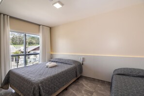 Habitación cuádruple estándar, varias camas | Minibar, cortinas opacas, sistema de insonorización y wifi gratis