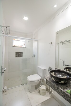 Amenidades de baño gratuitas, secadora de cabello, toallas, jabón 