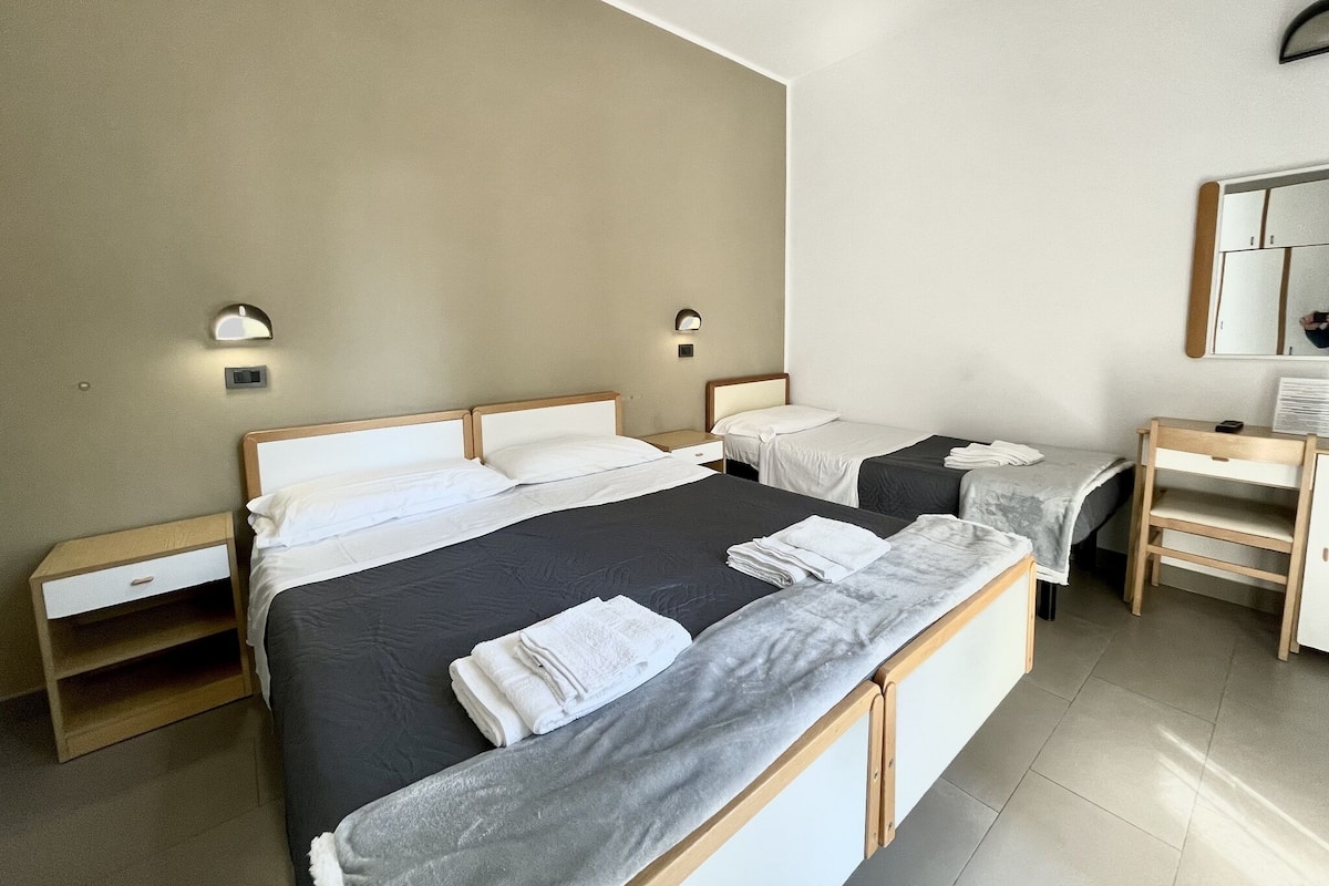 Standard-Dreibettzimmer, Mehrere Betten, Nichtraucher | Schreibtisch, Verdunkelungsvorhänge, schallisolierte Zimmer
