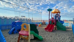 Private beach nearby, white sand, sun-loungers, beach umbrellas - Hotel Quisisana Riccione (Riccione)