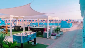 Playa privada en los alrededores, playa de arena blanca y camastros