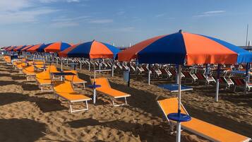 Playa privada en los alrededores, playa de arena blanca y camastros
