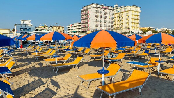 Private beach nearby, white sand, sun-loungers, beach umbrellas - Hotel Quisisana Riccione (Riccione)