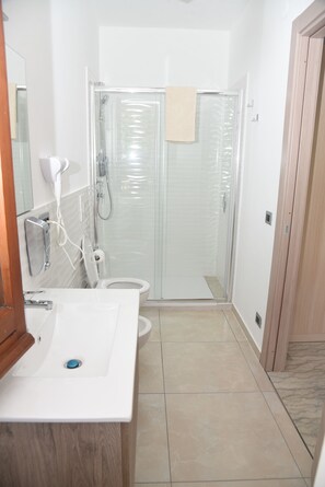 Shower, free toiletries, hair dryer, bidet