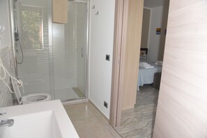 淋浴设施、免费洗浴用品、吹风机、坐浴桶