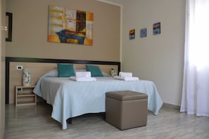 Habitación doble Deluxe, vista al jardín | Escritorio, cunas gratuitas, wifi gratis y ropa de cama 