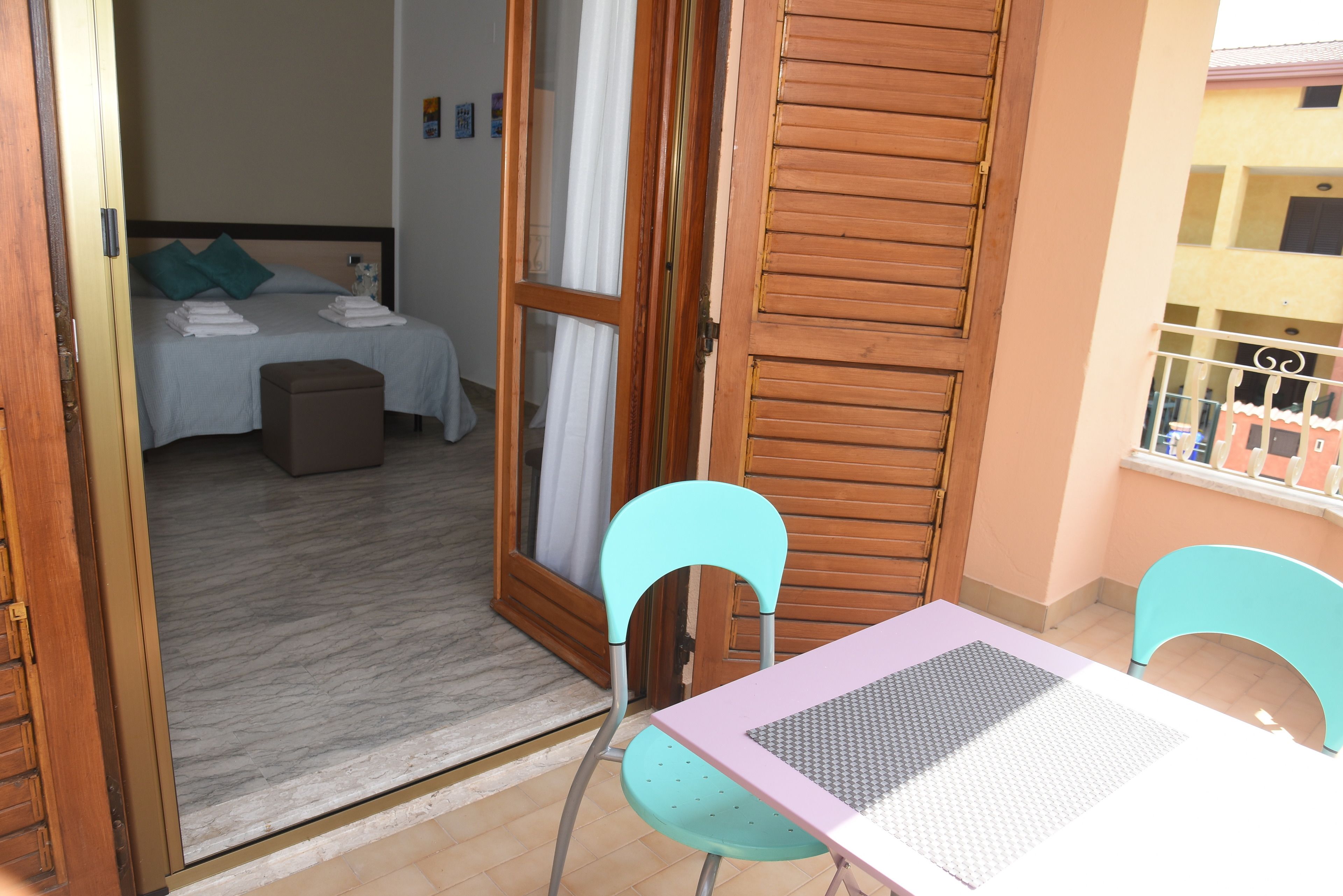 Ein Zimmer mit einem Bett, einem Tisch und zwei Stühlen.