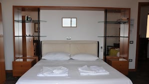 A hotel room with a large bed, two nightstands, a wardrobe with glass doors, and a small window. - B & B La Panoramica (Villapiana)