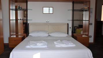 Una scrivania, culle/letti per bambini (gratuiti), Wi-Fi gratuito