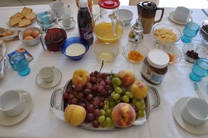 Gratis komplett frukost varje dag