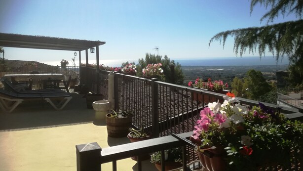 A balcony with a view of the landscape, a pergola, and potted plants. - B & B La Panoramica (Villapiana)