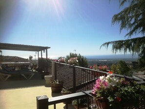 A balcony with a view of the landscape, a pergola, and potted plants. - B & B La Panoramica (Villapiana)