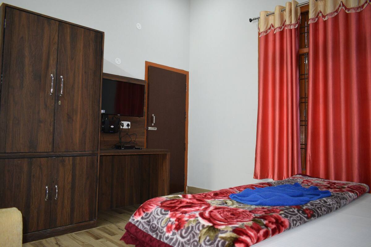 Un dormitorio con cama, armario y puerta que da a otra habitación.
