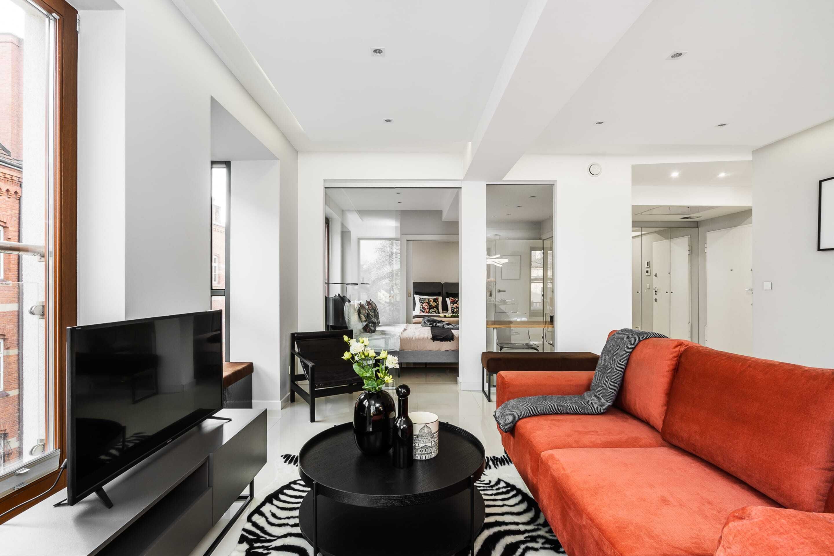 Loftsleilighet – design | Oppholdsrom | En 43-tommers Flatskjerm-TV med kabel-kanaler samt TV og Netflix