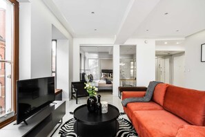 Design Penthouse | Living room | 43-inch flat-screen TV with cable channels, TV, Netflix - Penthouse Harmonica - LoftAffair (Kraków)