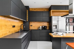 Design Penthouse | Private kitchen | Fridge, oven, stovetop, dishwasher - Penthouse Harmonica - LoftAffair (Kraków)