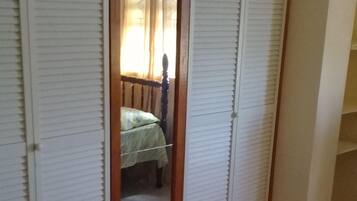 4 habitaciones, tabla de planchar con plancha, wifi y ropa de cama